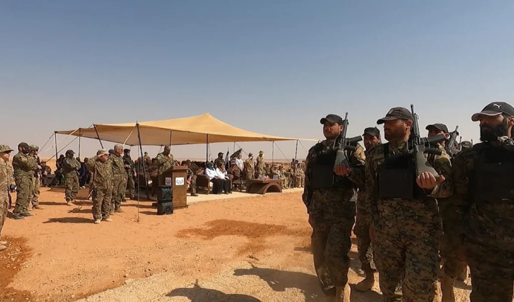 جنود من جيش سوريا الحرة في معسكر التنف